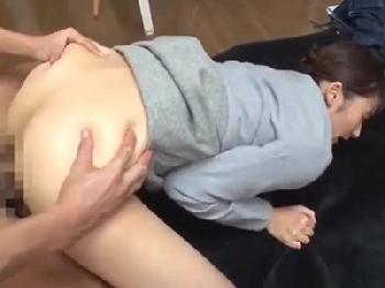 美女会社員に土下座させアナルにブチ込む!!強烈ピストンで狂乱絶頂させコンドーム非装着で孕ませ射精