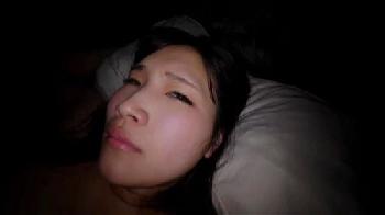 暗い部屋で中年男ペニスをぶちこまれた美少女は狂って女性器崩壊