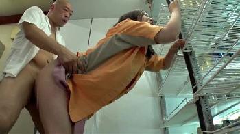 アルバイト先のコンビニで新人の中年男に指導してたら逆に性指導される巨乳娘