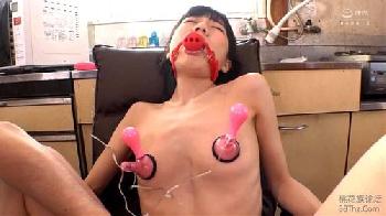 爺さんと会う度にセクロスな調教をされて感度抜群に育った貧乳美少女