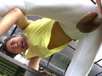 ぴちぴちレギンスにえげつない穴を開けてヴァギナ丸出し!!人妻たちが昇天する膣射性交