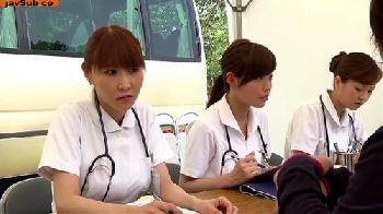 丸見え状態の野外でエロ診療のお手伝いを飄々とする美女ナースたち