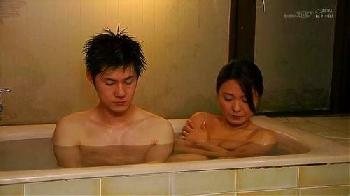 義母と2人きりになった瞬間から激しく官能的に誘われ持ってはいけない関係を続ける夫