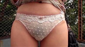 通りがかった女性たちに褒めまくって煽りたてパンツを見させてもらうエロ企画