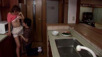 息子のオナニーを目撃してしまい理性を失って食いついてしまう母親