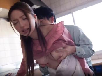 自宅で襲われてしまう巨乳人妻