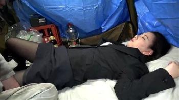 ホームレス男によって睡眠薬で眠らされ好き放題に犯される美少女女子校生