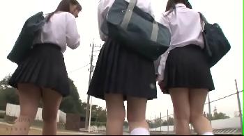 ゲリラ豪雨でびしょ濡れスケスケ状態でバスに乗った女子校生トリオが性的暴行される