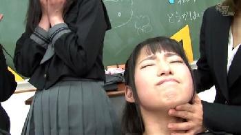 女子グループ内で虐められている美少女女子校生はみんなの目の前で公開SEXさせられる