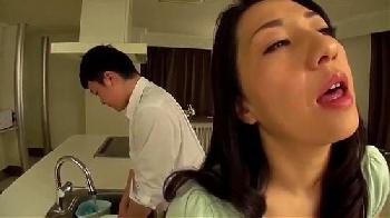 息子に甘すぎる熟女母は性的リクエストをされると喜んでいけない事をしちゃいます