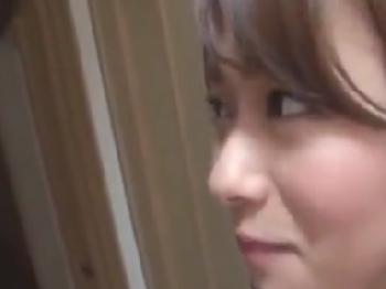 夫が不在の間にプロ男を家に呼んでAV撮影を始めちゃうとても綺麗な巨乳人妻