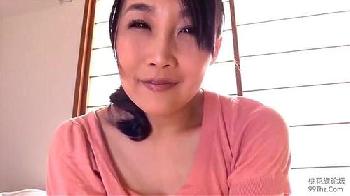 夫と性行為している最中に息子に覗かれているのに気づき後で禁断性交する巨乳母