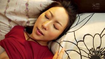 日々増していく性的欲求を発散できない人妻は隣人男に抱かれると満たされます