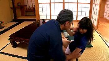 義父の目の前で巨乳を強調したとても綺麗な人妻→背後から鷲掴みされて挿入されます