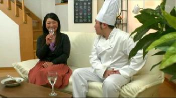 男の家に連れ込まれてほろ酔い気分になった熟女人妻は顔が赤くなる姿を盗撮されます