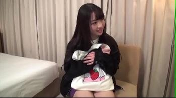 友人待ちの美少女が少しなら…とインタビューを受けたら豪快セックス