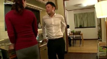 小さい頃から気になっていた友人の巨乳な母親をついに襲って挿入する