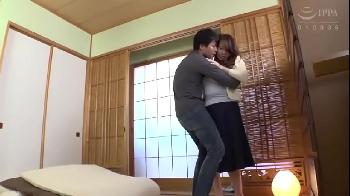 妻が妊娠中だからといって巨乳義母とSEXして性的欲求を解消する夫