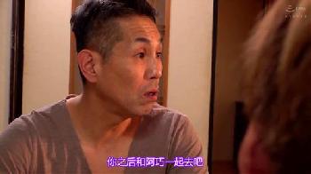 自分のランジェリーの匂いを嗅いでいた義理息子を見つけた熟女人妻は急接近して痴女責めします