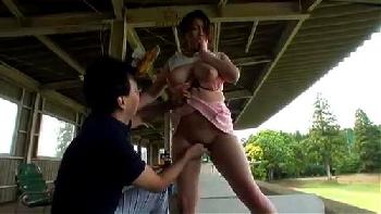 肉感的巨乳人妻がゴルフを習い始めるとコーチから性的ハラスメントされ肉棒を受け入れます