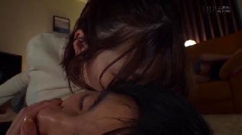 声の出せない状況で積極的に痴女ってきて性的逆暴行をしかける変態美少女
