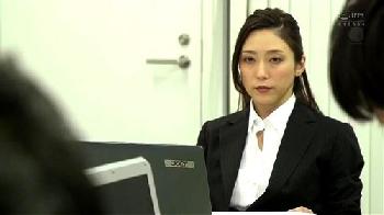 普段は厳しい女性上司が疲れた部下男を家に持ち帰って性的逆暴行し始める