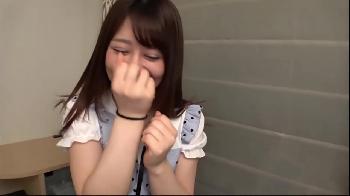 オタクの街で捕まえたオタクな女子は恥ずかしそうに股を開いて挿入撮りします