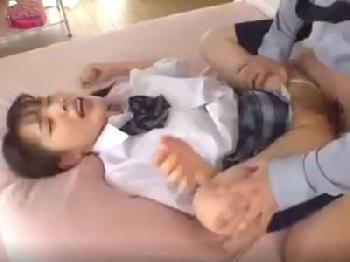 自宅風俗で過剰サービスに走る美少女