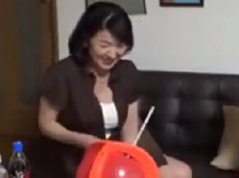 若い男にナンパされた熟女人妻は気分が良くなって股を開いてしまいます