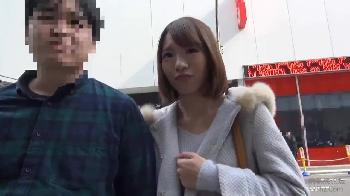 彼氏と一緒にいるのに目の前の報酬に惑わされて股を開いてしまう素人娘