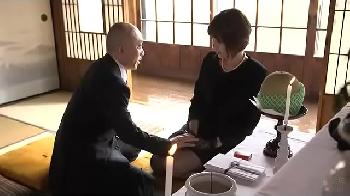 夫を亡くしてしまった若妻は仏壇の前で夫の上司から押し倒されて挿入されます