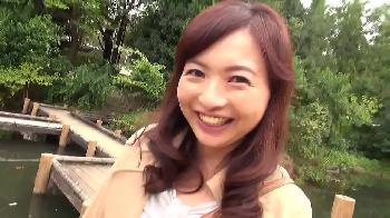 まだまだ性的欲求がたっぷりな熟女人妻が若い男とデートして股を開いて挿入撮り