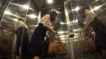 無料に惑わされてマッサージを受けた素人娘は気持ち良くなって股を開きます