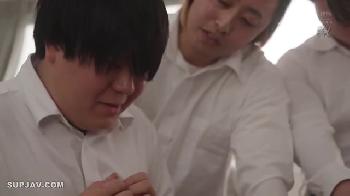 黒髪の美乳女子大生が制服姿で教室でディープキスとフェラチオで男を悶絶させSEX!!