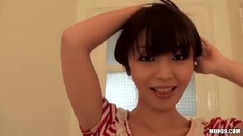 色白巨乳のAV女王が自宅で辛抱できずに生SEXに溺れる!!