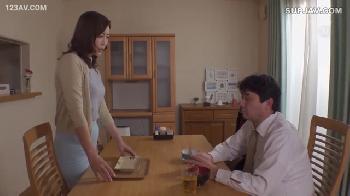 バックで突きまくった後、ホテルのベッドで人妻の巨乳が揺れる騎乗位SEX!!