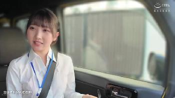 スレンダーな制服美女が豹変!!車内で肉棒を咥え込み、激しい騎乗位で腰を振りまくる性交!!