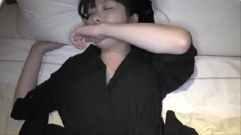 バックから激しく突かれ悶えまくる美脚スレンダー素人の熱を帯びた精力的なSEX!!